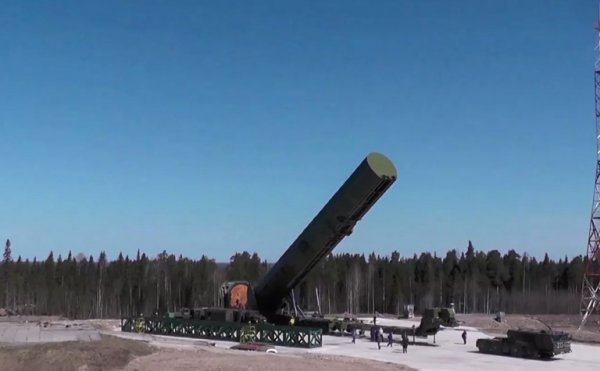 "Сармат", "Циркон" и "Буревестник". Что известно об "аналоговетном" оружии Путина "Сармат", "Циркон" и "Буревестник". Что известно о ">> ><em>Фото: стратегическая ракета «Сармат» (mil.ru)</em></p>
<p>Ракета на жидком топливе имеет дальность полета 18 000 км, стартовую массу – более 208 т, длину – 35,3 м, диаметр – 3 м. Способна нести до 10 тонн полезной нагрузки в разной комбинации боевых головок. По данным российских СМИ, «Сармат» может нести до 10 крупных 750-килотонных боеголовок, до 16 более легких и 3-5 блоков «Авангард» или сочетание боеголовок со средствами противодействия ПРО.</p>
<p>Военно-политический обозреватель группы «Информационное сопротивление» Александр Коваленко говорит, что сомневается в том, что «Сармат» соответствует заявленным параметрам.</p>
<p>«Потому что это очень проблемная ракета. Россияне даже бросковые испытания, когда макет запускают на 30 метров для проверки порохового стартового ускорителя, не могли вовремя подготовить. И в общем было только одно полноценное испытание «Сармата». Хотя в советское время межконтинентальные баллистические ракеты испытали , были десятки испытаний с постоянной работой над ошибками. Думаю, «Сармат» существует, есть даже «в железе», но ракета ненадежна, опасна. Именно поэтому ее не производят серийно», — отметил он в разговоре с РБК-Украина. Ядерный «Буревестник». Главное о ракете, которой еще нет</h2>
<p>«Буревестник» — это межконтинентальная крылатая ракета глобальной дальности с разрабатываемой ядерной установкой</strong>. Характеризуется высокой степенью секретности, а доступная информация о ее разработке и возможностях ограничена. Примерная стоимость единицы составляет около 5,2 млн долларов.</p>
<p>Ракета имеет сходство с авиационной крылатой ракетой Х-101, хотя и больше по размеру. В отличие от Х-101, крылья у «Буревестника» расположены в верхней части. Длина составляет около 12 м, эллиптический нос имеет размеры 1х1,5 м.</p>
<p><p>Фото: испытание «Буревестника» (росСМИ)</em></p>
<p>Что отличает ее от обычных ракет, так это бортовой ядерный реактор в качестве двигателя, обеспечивающий увеличенную дальность полета и возможность длительного пребывания в воздухе. Такой двигатель создает тягу за счет нагрева воздуха с помощью компактных нагревателей с ядерной установкой.</p>
<p>Высказывались опасения по поводу потенциальных выбросов радиации во время полета. Считается, что до окончательного развертывания еще предстоит разработать надежную навигационную систему.</p>
<p>По данным экспертов некоммерческой организации Nuclear Threat Initiative, <strong>в 2017-2019 годах россияне провели 13 испытаний и все они провалились.</strong>К примеру, в августе 2019-го на полигоне в Архангельской области произошел взрыв, в результате которого погибли пятеро ученых, а в Северодвинске зафиксировали скачок радиации. По их мнению, в теории ракета должна иметь заряд большой мощности, дальность полета до 3000 км и использоваться как инструмент «второй волны ядерного удара» после межконтинентальной баллистики.</p>
<h2>Большая торпеда «Посейдон», которую вряд ли развернут в ближайшие годы</h2>
<p>«Посейдон» — это проект беспилотного подводного аппарата, оснащенного ядерной энергоустановкой, то есть <strong>ядерная торпеда</strong>. Заявленное назначение — нанесение неприемлемого ущерба прибрежным территориям, поражение кораблей и военно-морских баз.</p>
<p>«Посейдон» был включен в программу вооружений на 2018-2027 годы. Минобороны сообщало о проведении испытаний, но на самом деле речь шла о проверке отдельных узлов и агрегатов. До 2019 года не был готов к испытаниям такой ключевой элемент как двигательная установка. Весной 2020 года в России признали, что в собранном виде аппарата не существует, а в 2021 заявили, что на разработку нужно дополнительно к пяти годам.</p>
<p>О возможных планах испытаний в НАТО сообщили в октябре 2022 года, сославшись на перемещение атомной подлодки «Белгород», которая была спроектирована как носитель для подобного типа устройств, но в ноябре субмарина оставила тестовую зону без запусков. В январе 2023 года сообщалось об изготовлении первого боекомплекта торпед «Посейдон» для подводной лодки «Белгород».</p>
<p><p>Фото: макет торпеды «Посейдон» (росСМИ)</em></p>
<p>Единственными источниками информации о характеристиках «Посейдона» остаются презентации 2025, заявления официальных лиц и публикации в СМИ. Длина может составлять от 16 до 24 м, диаметр – 1,5-2 м, массу – около 100 т. Поэтому из-за больших размеров нести ее могут только специальные подлодки. Вероятно, будет использовать разные виды боевой части максимальной мощностью до 2 мегатонн. Проектная глубина погружения – до 1000 м, скорость – 100-130 км/ч. <strong>Достоверных данных о ядерном реакторе нет.</strong></p>
<p>Американская разведка сомневается, что «Посейдон» развернут до 2027 года. Но вполне возможно, что российское руководство стремится ускорить разработку. Несмотря на периодические угрозы Путина применить ядерное оружие в Украине, торпеды ему не помогут, поскольку чрезвычайно сложно провести «Белгород» в Черном море из-за Босфора, заблокированного Турцией, писал эксперт Уэсли Калп в колонке для 19fortyfive.com.</p>
<p> «Очевидно, что «Посейдон» является тревожным российским оружием, над которым стоит задуматься. Но неизвестно, сможет ли Россия развернуть его в том количестве, на которое она надеется, и будет ли оно таким эффективным и революционным, как об этом говорят», — добавил он.</p>
<p>По мнению Александра Коваленко, и «Посейдон», и ракету «Буревестник в России попытаются довести до какого-то логического функционирования.</p>
<p>«Но говорить, что они будут серийными и массовыми? Нет, вряд ли. Потому что Россия сейчас не на уровне технического и технологического развития, чтобы можно было создавать такие сложные вещи. США могли бы это сделать, Китай мог бы это сделать. Россия — нет”, – сказал эксперт.</p>
<h2>Лазерный «Пересвет» до сих пор под сомнениями</h2>
<p>«Пересвет» – это комплекс лазерного оружия на новых физических принципах. Информация о нем в основном засекречена, но, по некоторым оценкам, он может выполнять задачи противовоздушной и противоракетной обороны или применяться в борьбе с дронами. При этом эффективность зависит от погодных условий, то есть туман, снег и дождь влияют на прохождение лазерного луча.</p>
<p>Принцип работы основан на засветке лазерным лучом оптических разведывательных систем, в том числе спутников. Может использоваться для прикрытия стартовых позиций межконтинентальных баллистических ракет. Комплекс включает саму лазерную установку и машины поставки (с источниками энергии).</p>
<p><p><img decoding=