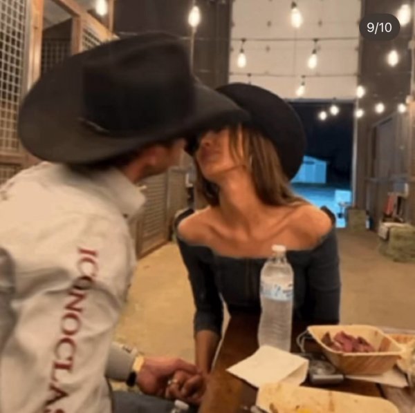 
Белла Хадид впервые показала нового бойфренда и как с ним праздновала 27-летие в конюшне
