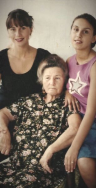 
Джамала показала кадры с детства с бабушкой в Крыму и ошеломила, как выглядела до популярности
