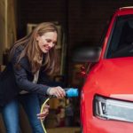 Где и как лучше заряжать электромобиль: важные советы, которые позволят сэкономить