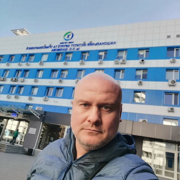 
Вячеслав Узелков вышел на связь после госпитализации в больницу Киева и рассказал, что случилось
