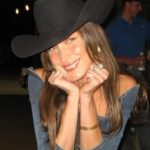 Белла Хадид впервые показала нового бойфренда и как с ним праздновала 27-летие в конюшне