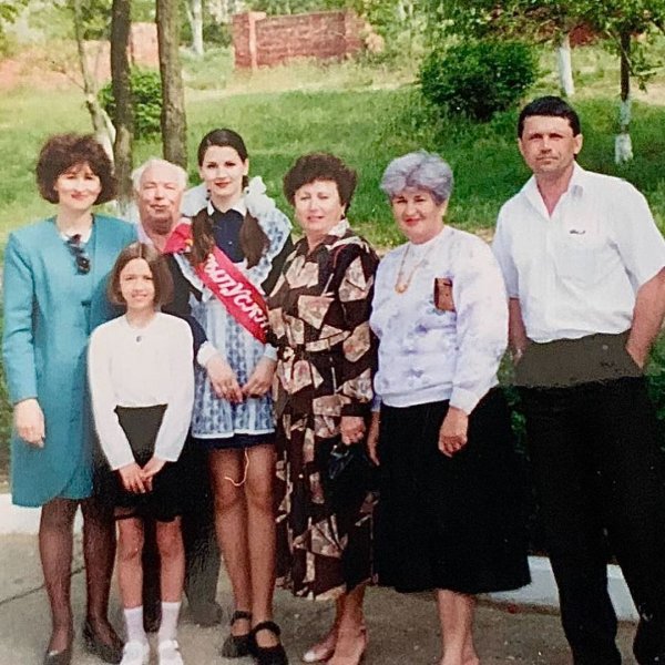 
Маша Ефросинина показала редкие кадры с родителями в детстве и фото со своего выпускного в Крыму
