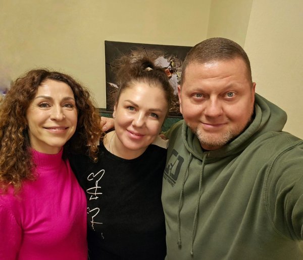 
Надежда Матвеева показалась с Валерием Залужным и его женой и рассказала об их встрече
