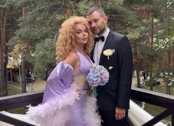 
Алина Гросу во второй раз вышла замуж: в Сеть "слили" фото со свадьбы певицы
