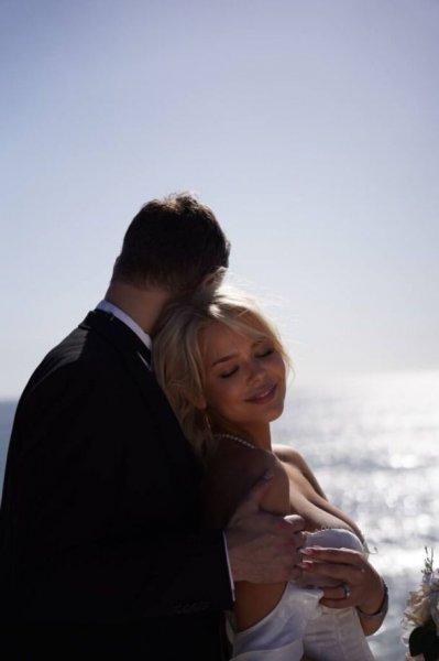 
Алина Гросу во второй раз вышла замуж: в Сеть "слили" фото со свадьбы певицы
