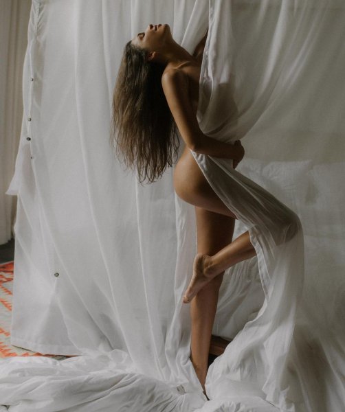 
36-летняя Санта Димопулос топлесс попозировала в эротической фотосессии в душе по случаю праздника
