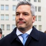 Канцлер Австрии призвал продолжать поддержку Украины