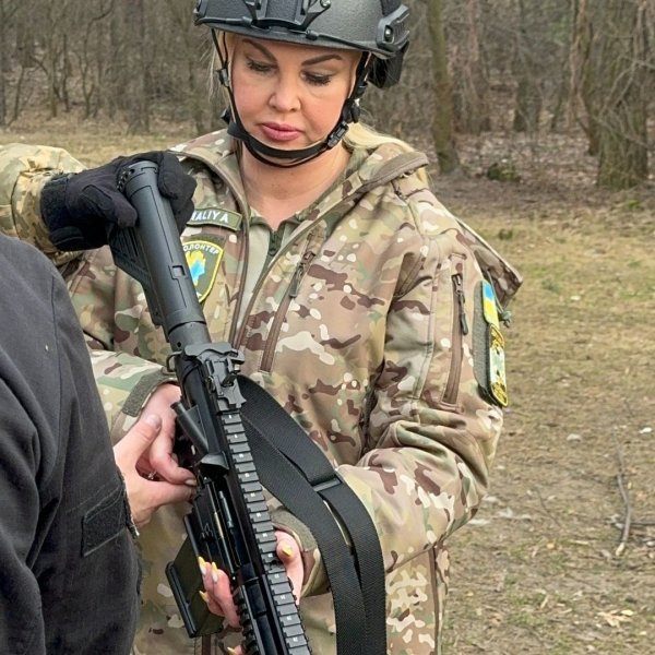 
Камалия в военной форме с оружием в руках показалась с украинскими защитниками
