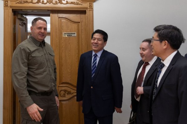 Пекин назвал откровенными и дружественными переговоры спецпосланника Ли Хуэя в Киеве