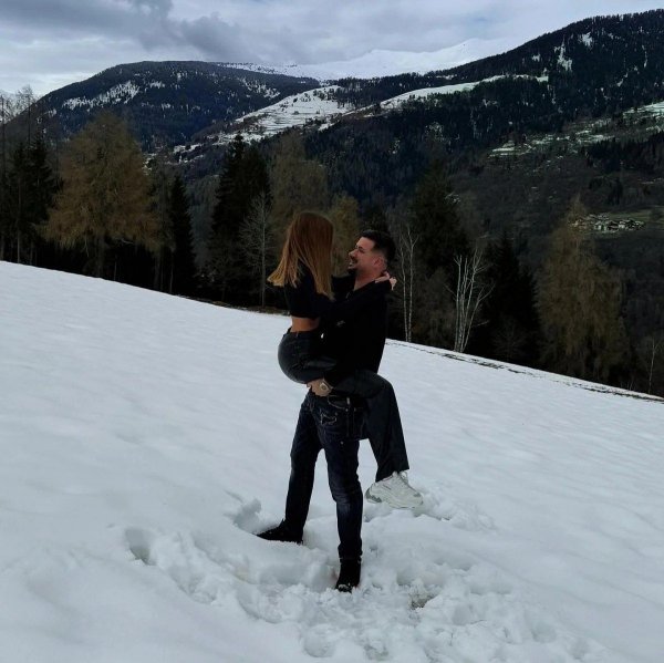 
Экс-муж Ани Лорак после того, как сделал предложение, показал, как с невестой развлекается в Альпах
