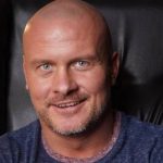 Вячеслав Узелков после операции впервые показался с избранницей дома