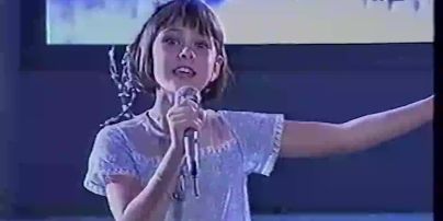 
Юлия Санина показала себя 9-летнюю и как тогда впервые спела на большой сцене в талант-шоу
