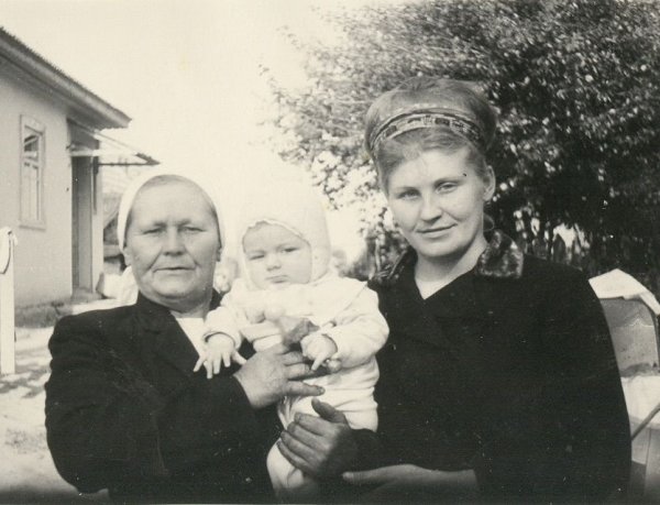 
Ирина Билык восхитила детским фото, где изображена с молодой мамой и бабушкой
