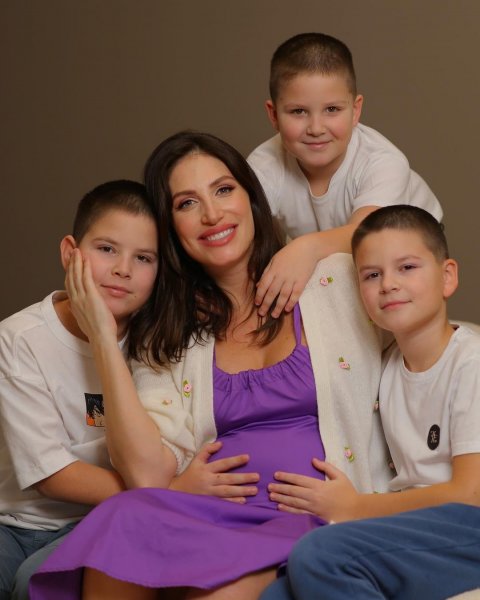 
Беременная жена Тигипко восхитила фото с их тремя подросшими сыновьями-красавцами
