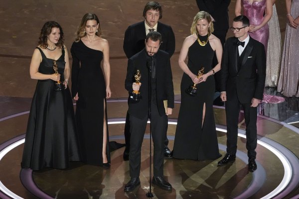 
Украина впервые получила "Оскара": реакция звезд на награждение фильма "20 дней в Мариуполе"
