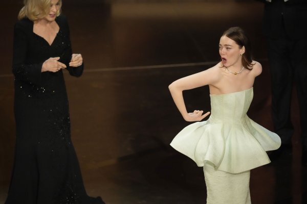 
"Оскар-2024": у Эммы Стоун порвалось платье прямо во время церемонии вручения награды
