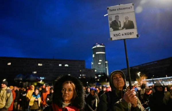 СМИ: Несколько тысяч человек в Словакии вышли на митинг против правительства и в поддержку Украины