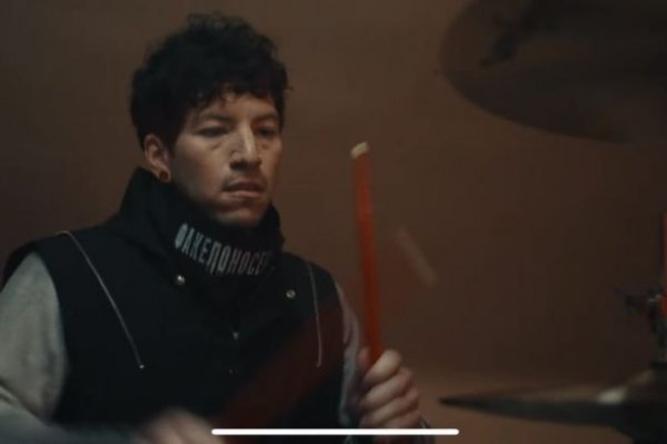 
Музыкант известной американской группы в новом клипе появился в бандане с надписью на украинском
