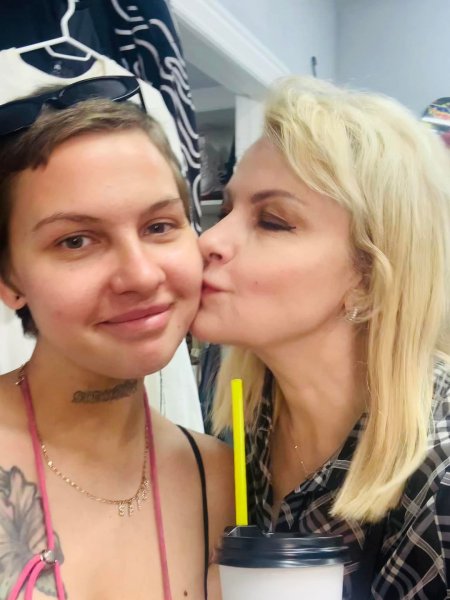 
Известная украинская певица показала редкие фото со своей 28-летней дочерью: "Нервы она мне потрепала"
