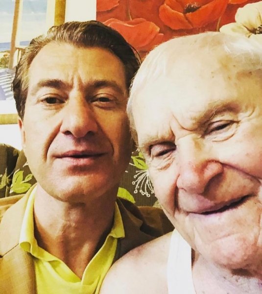 
Юрий Никитин показал редкое фото с папой и нежно поздравил его с 93-летием
