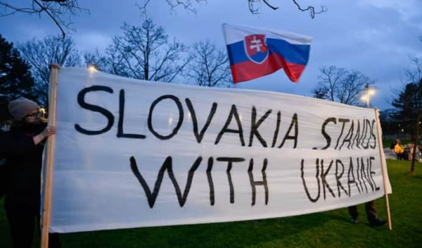СМИ: Несколько тысяч человек в Словакии вышли на митинг против правительства и в поддержку Украины