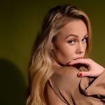 Экс-Alyosha Елена Тополя в пикантном платье с вырезом на спине впервые за долгое время снялась в фотосессии