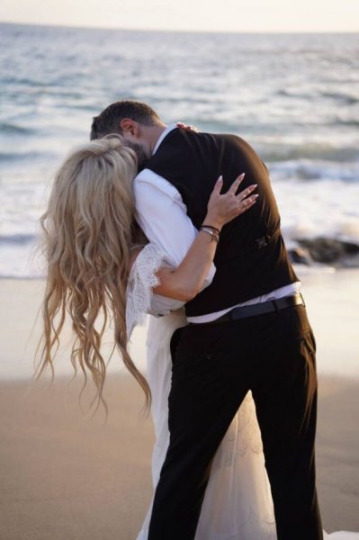 
Алина Гросу впервые показала своего нового мужа в романтическом клипе
