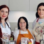 Иванна Онуфрийчук с сестрой и 81-летней бабушкой рассекретила особый рецепт налистников на Масленицу