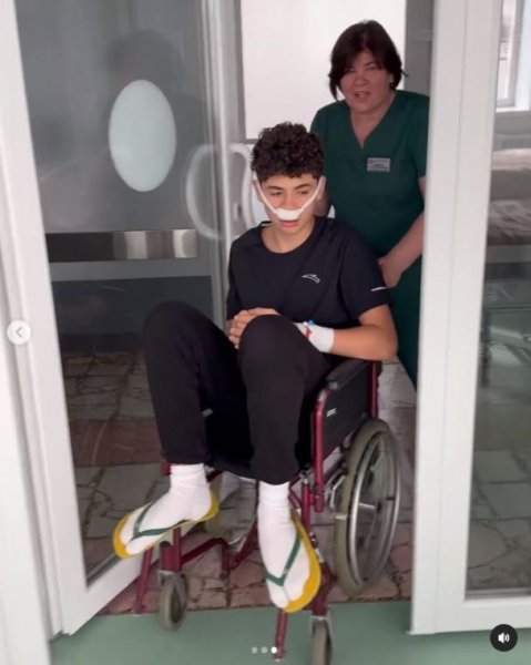 
Известный украинский ведущий показал 15-летнего сына в больнице и сообщил, что произошло
