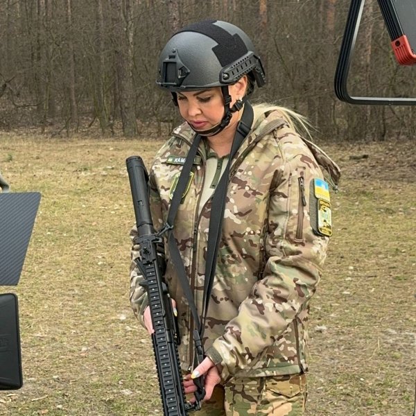 
Камалия в военной форме с оружием в руках показалась с украинскими защитниками
