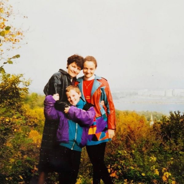 
Евгений Клопотенко показал редкие фото с родителями и сестрой
