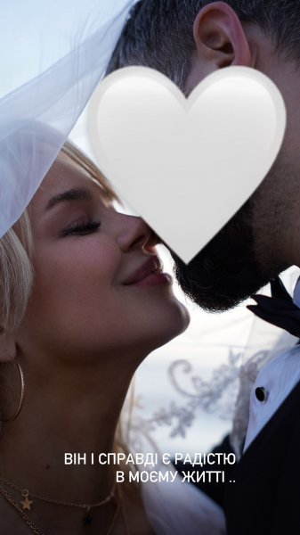 
Алина Гросу показала новые фото со свадьбы и намекнула, что вышла замуж за известного россиянина
