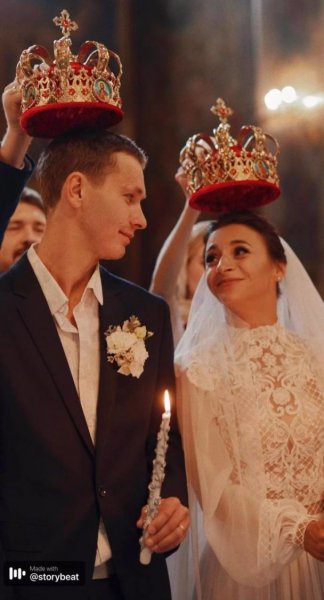
Илона Гвоздева показала архивные фото со своей свадьбы и венчания и растрогала поздравлениями мужа
