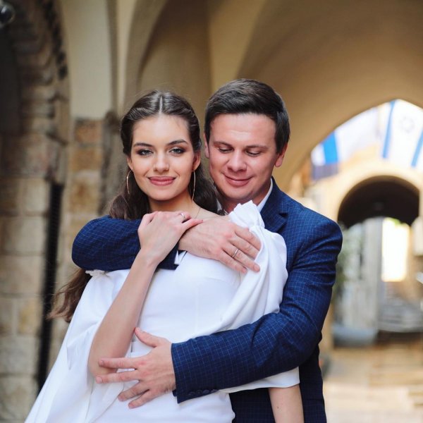 
История любви Дмитрия Комарова с женой: предложение прямо в небе, тайная свадьба и будущие дети
