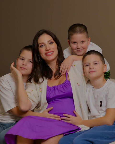
Беременная жена Тигипко восхитила фото с их тремя подросшими сыновьями-красавцами
