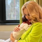 42-летняя Лилия Ребрик с новорожденной дочкой выписалась из роддома