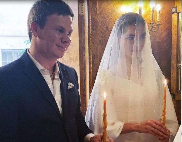 
История любви Дмитрия Комарова с женой: предложение прямо в небе, тайная свадьба и будущие дети
