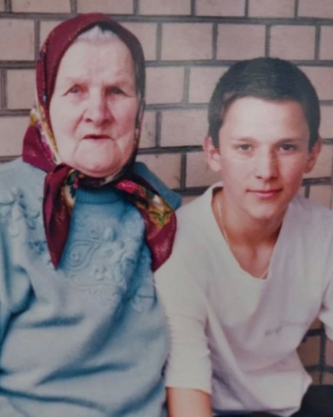 
Тарас Цымбалюк показал себя в юности рядом с бабушкой и признался, чем провинился перед ней
