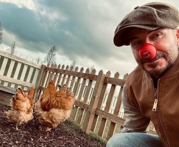 
Дэвид Бекхэм в резиновых сапогах насмешил видео с курицами на ферме: "С моими детишками"
