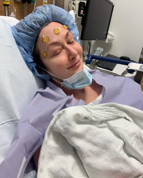 
Онкобольная Шеннен Доэрти показалась в больнице после операции на мозге
