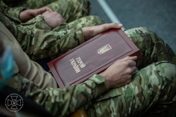 Зеленский наградил 11 сотрудников СБУ: спецназовец получил "Героя Украины"