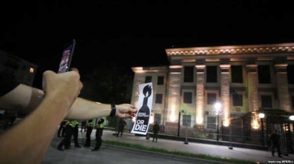 Под посольством РФ в Киеве устроили акцию, требуя свободы для Сенцова