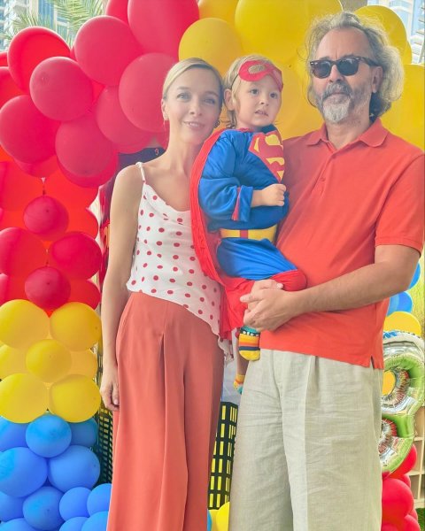 
Василиса Фролова показала редкое фото с мужем и 3-летнего сына – свою копию
