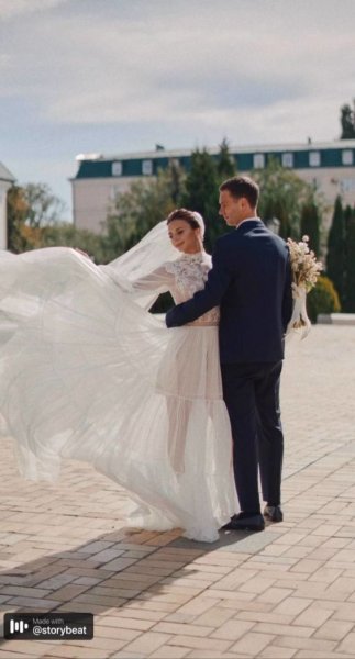 
Илона Гвоздева показала архивные фото со своей свадьбы и венчания и растрогала поздравлениями мужа
