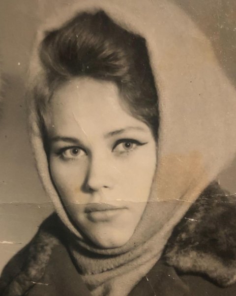
Андрей Бедняков показал архивное фото покойной мамы и трогательно обратился к ней в годовщину ее смерти
