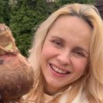 Лилия Ребрик показала, как возле своего загородного особняка сажает цветы с дочерьми