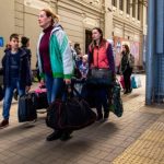 Обязательно или по желанию? Где в Украине объявлена ​​эвакуация и куда везут переселенцев