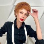 Известная украинская ведущая прямо на сцене шлепнулась со стула на пол