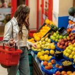 Вне сезона. Откуда в Украину везут фрукты и ягоды, и почему цены “кусаются”